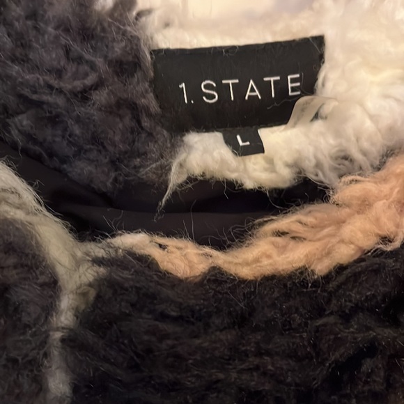 Faux fur short jacket with hook closures. - Picture 2 of 3